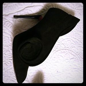 Black Paris Hilton swirl pumps